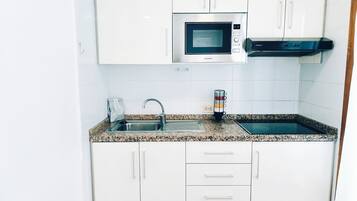 Kühlschrank, Mikrowelle, Herdplatte, Wasserkocher mit Kaffee-/Teezubehör