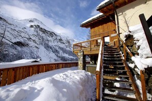 Exterior - Chalet, 200m from ski slopes, view ski slopes, fitness, sauna, terrace, balcony, fireplace or stove (Tignes)