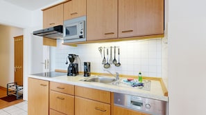 Kühlschrank, Mikrowelle, Geschirrspüler, Hochstuhl