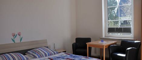 1 bedroom, travel crib