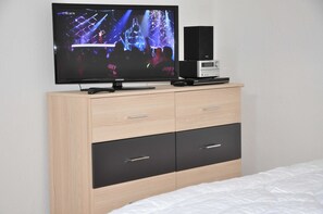 1 bedroom, travel cot