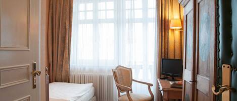 1 bedroom, desk, WiFi