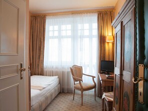 1 bedroom, desk, WiFi