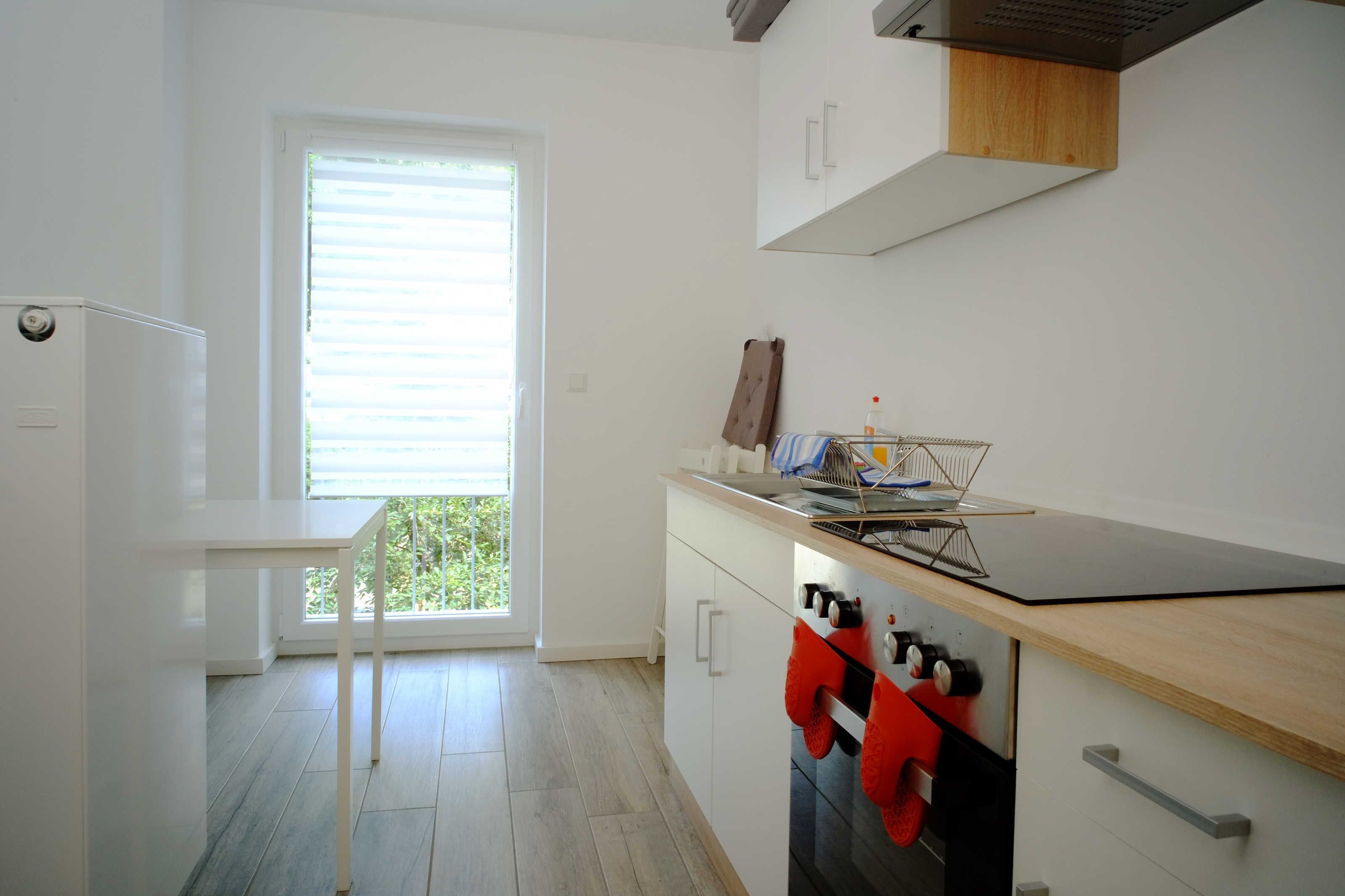 Kühlschrank, Mikrowelle, Ofen, Wasserkocher mit Kaffee-/Teezubehör