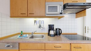 Køleskab, mikrobølgeovn, opvaskemaskine, højstol