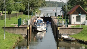 Un canal con barcos navegando por una esclusa.