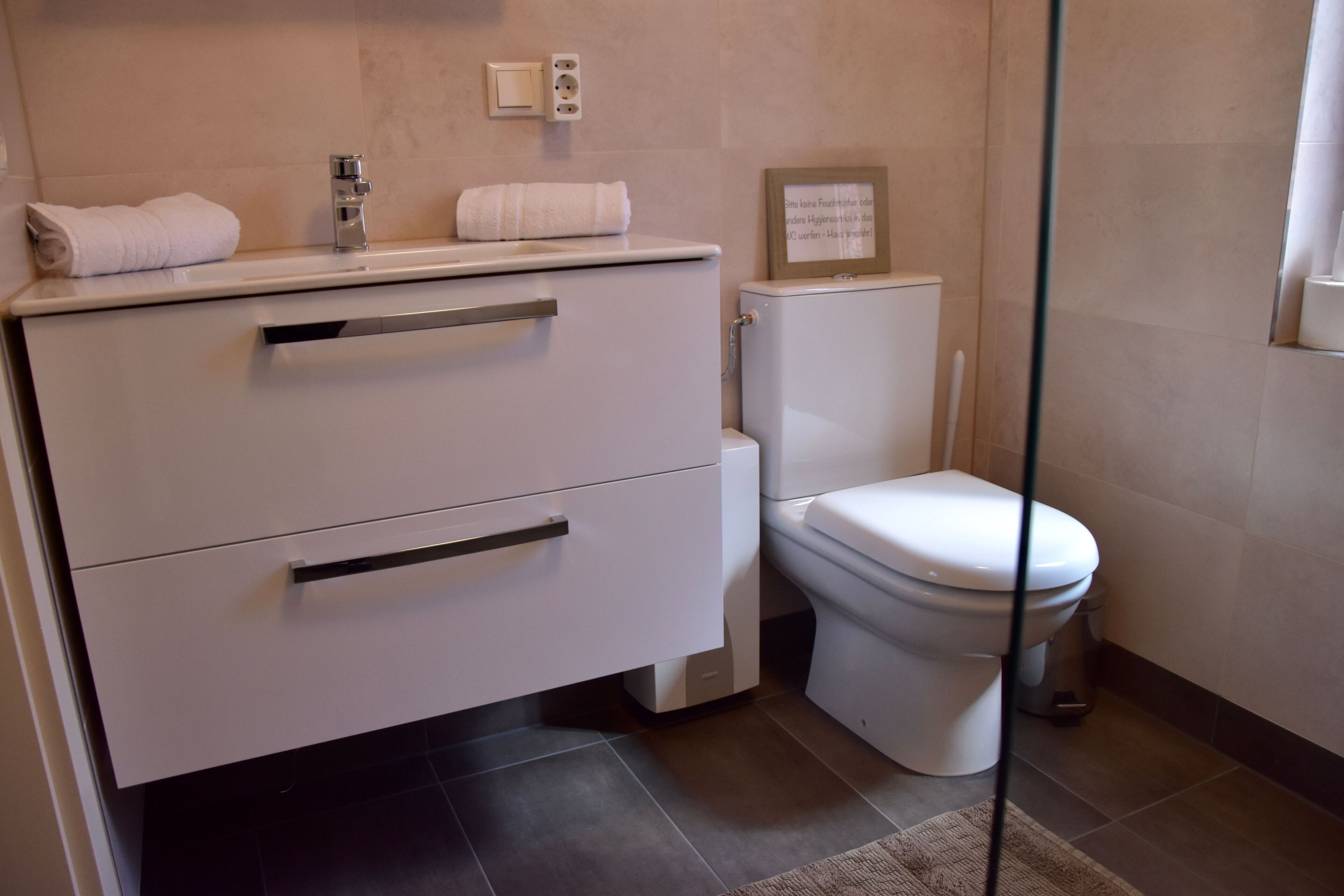 Dusche, Haartrockner, Handtücher, Seife