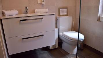 Dusche, Haartrockner, Handtücher, Seife