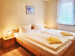 1 bedroom, travel crib, bed sheets - 2-R-FeWo 29 - Ferienpark Waldperle (Trassenheide)