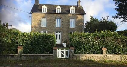 Granja histórica de 5 camas en Villedieu Les-Poeles (hogar del caballo de carreras ‘Ozo ')