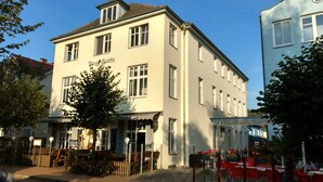 Een gebouw met een bord waarop 'Fleisch-Botte' staat en een ander bord voor 'Ristorante pizzeria Toscana und C'.