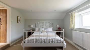 3 bedrooms, iron/ironing board, WiFi, bed sheets