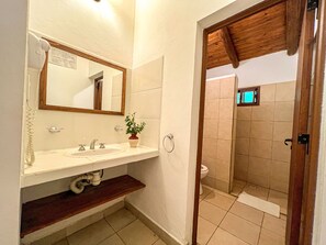 淋浴設備、吹風機、坐浴桶、毛巾