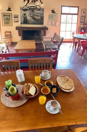 Tägliches inbegriffenes kontinentales Frühstück