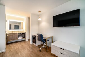 Escritorio, tabla de planchar con plancha, cunas y wifi gratis 