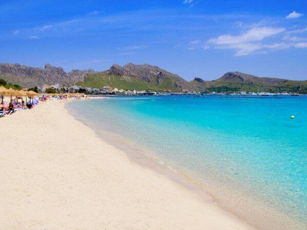 Ubicación a pie de playa, tumbonas y toallas de playa