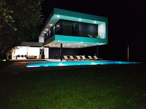 Una piscina al aire libre, una piscina climatizada