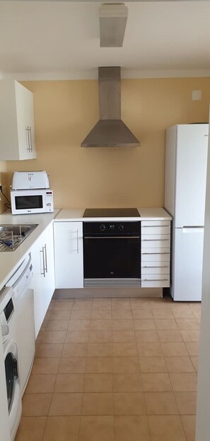 Réfrigérateur, micro-ondes, four, lave-vaisselle