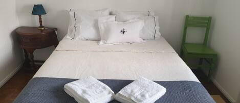 4 عدّة غرف نوم ومكواة/لوح كي وواي فاي وملاءات أسرّة