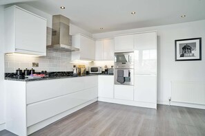 Fridge, microwave, oven, stovetop - Fabulous Home with Castle Views (Edinburgh)