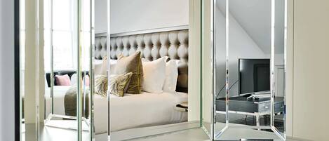 2 bedrooms, desk, iron/ironing board, WiFi