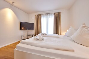 2 chambres, fer et planche à repasser, lit de bébé portatif