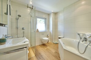 Dusche, Haartrockner, Handtücher