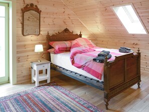 Relaxing en-suite double bedroom | Moonshine Cottage, Culbokie, near Dingwall - 2 bedroom accommodation in Culbokie, near Dingwall (Culbokie, near Dingwall)