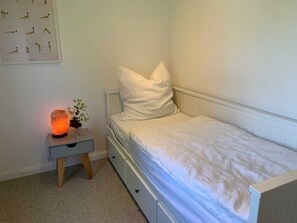 2 habitaciones, ropa de cama y despertador 