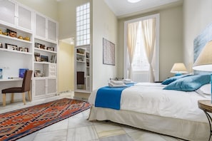 2 chambres, coffres-forts dans les chambres, fer et planche à repasser