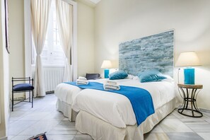 2 chambres, coffres-forts dans les chambres, fer et planche à repasser