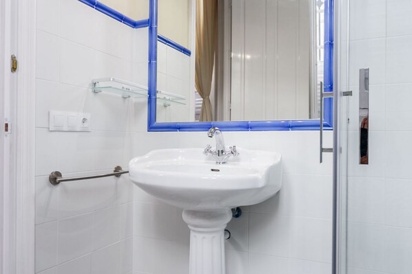 A bathroom with a white sink, a mirror, and a towel rack. - Families, city center calm 2 bedrooms 2 bathrooms wifi air conditioning heating (Sevilla)