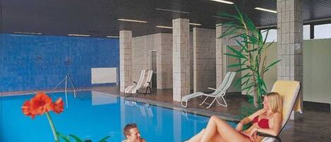 Una piscina cubierta