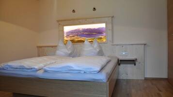 2 bedrooms, desk, WiFi, bed sheets