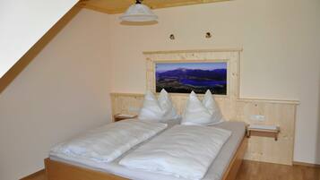 2 bedrooms, desk, WiFi, bed sheets