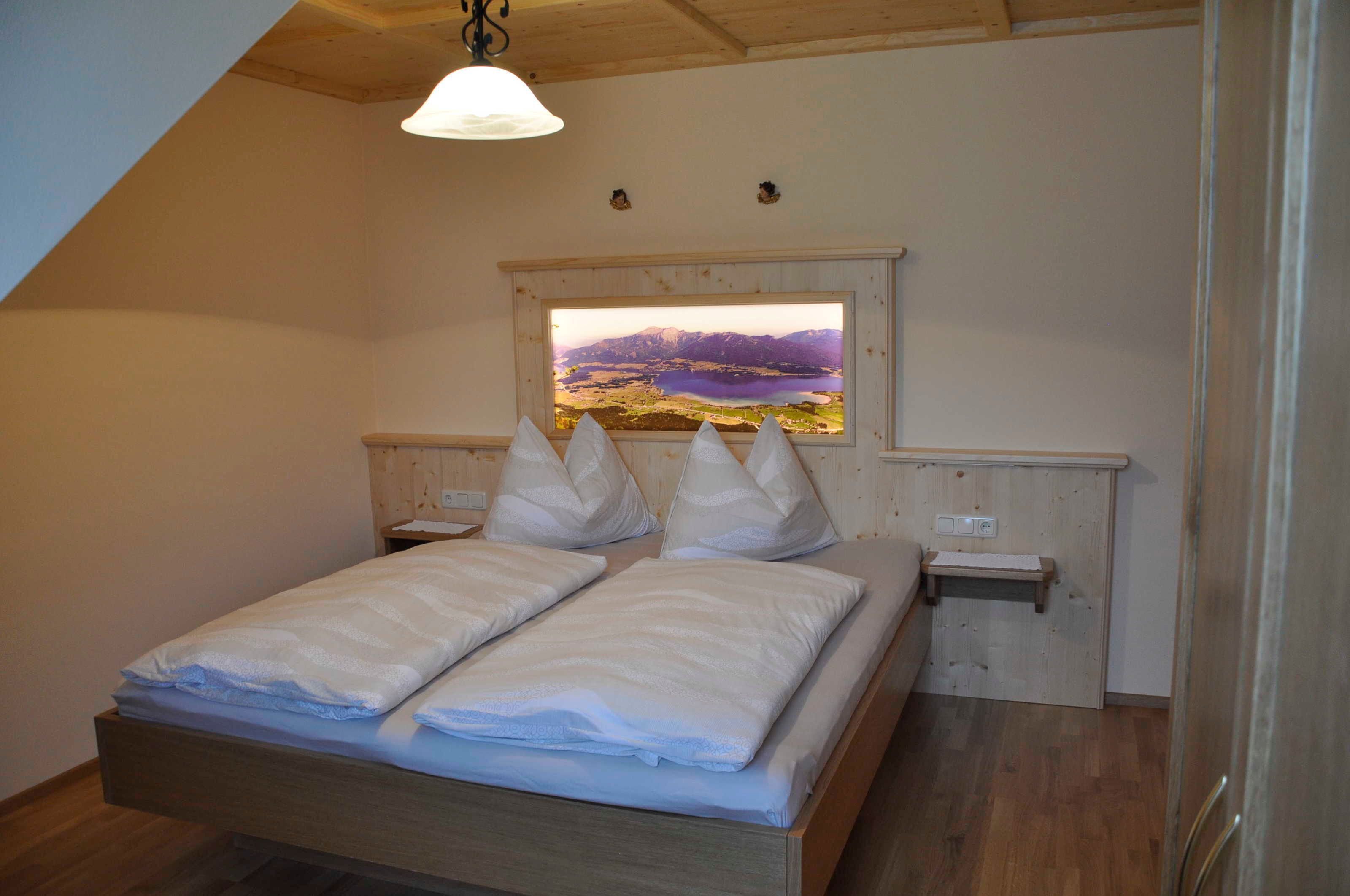 2 bedrooms, desk, WiFi, bed sheets