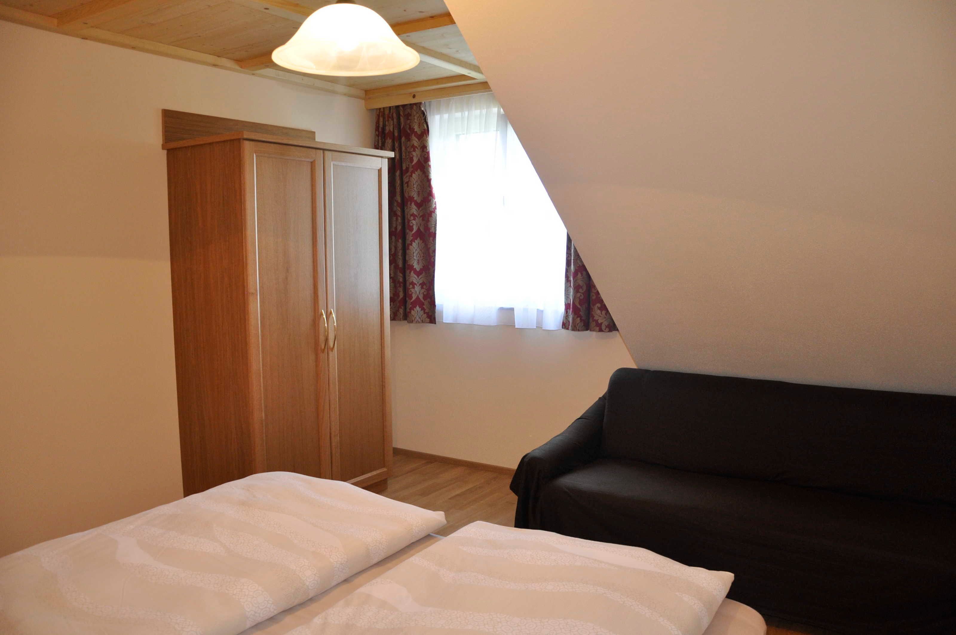 2 bedrooms, desk, WiFi, bed sheets