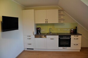 Fridge, oven, dishwasher, coffee/tea maker