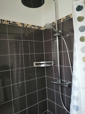 Shower, free toiletries, hair dryer, bidet - Melissa Vacation home (Savio)