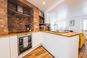 Microwave, toaster, cookware/dishes/utensils, dining tables - Modern & Stylish Garden Home in Islington - Pass the Keys (London)