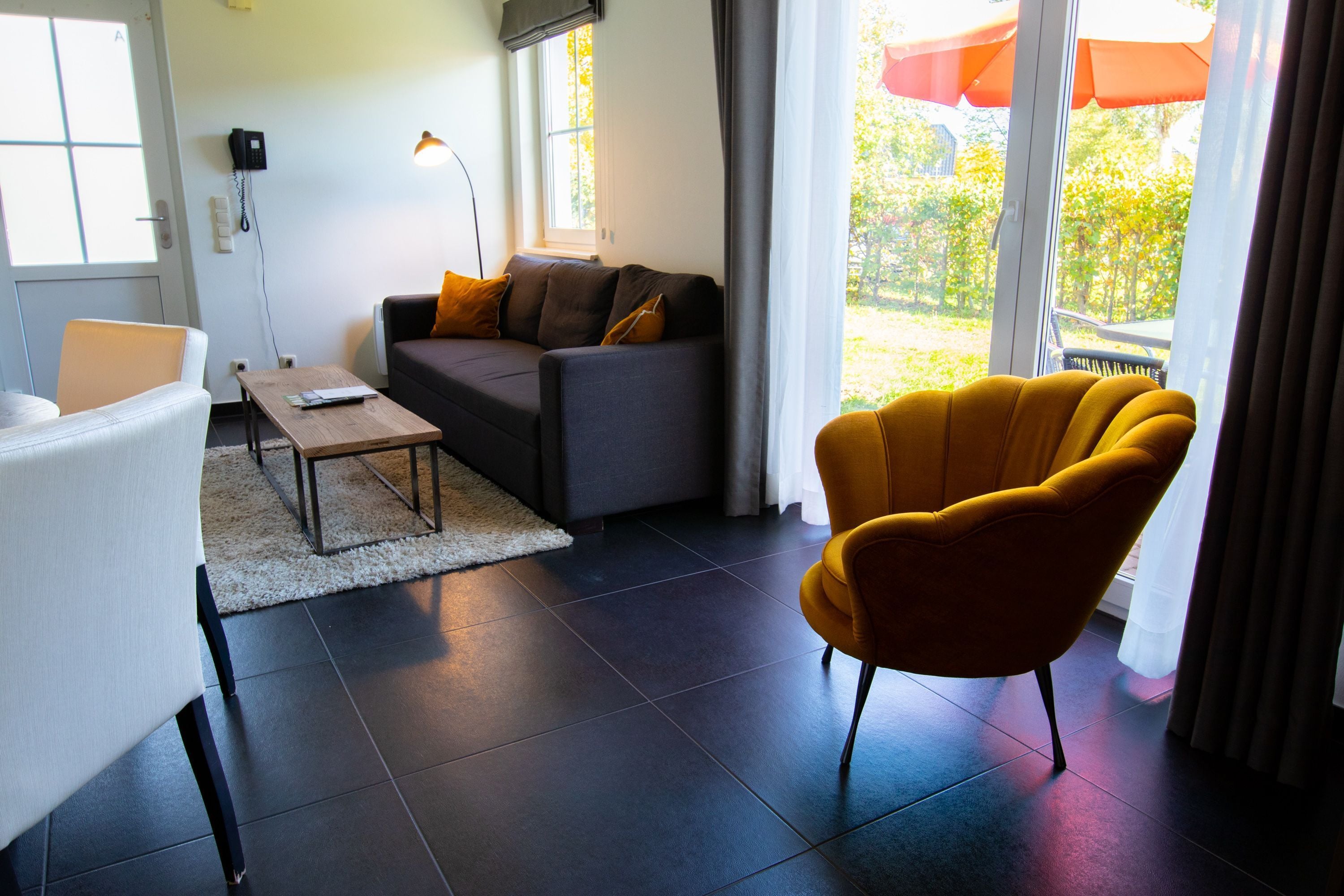 Una sala de estar moderna con un sofá, un sillón y una mesa de centro.