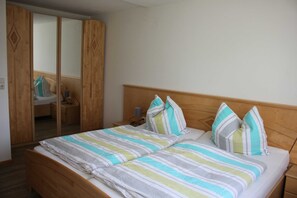 3 bedrooms, travel crib, WiFi, bed sheets