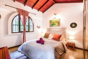 5 quartos, escrivaninha, ferros/tábuas de passar roupa, berço de viagem