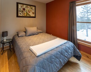 4 bedrooms, iron/ironing board, WiFi, bed sheets