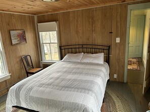 3 bedrooms, free WiFi, bed sheets - Historic Oak Bluffs home, short walk to town, beach, and harbor. (Oak Bluffs)