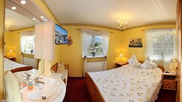 3 bedrooms, in-room safe, iron/ironing board, free WiFi
