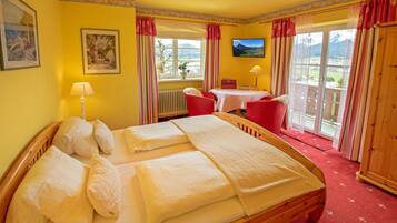 3 bedrooms, in-room safe, iron/ironing board, free WiFi