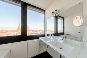 Badekar, hårføner, badekåper og håndklær