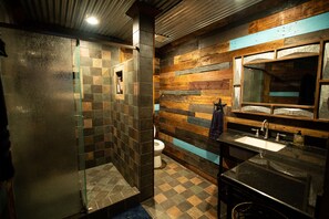 Shower, hair dryer, towels, soap - Cowboy Corral 3 at Rockin' star ranch (Brenham)