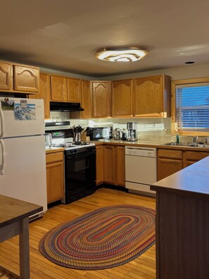 Fridge, microwave, stovetop, dishwasher